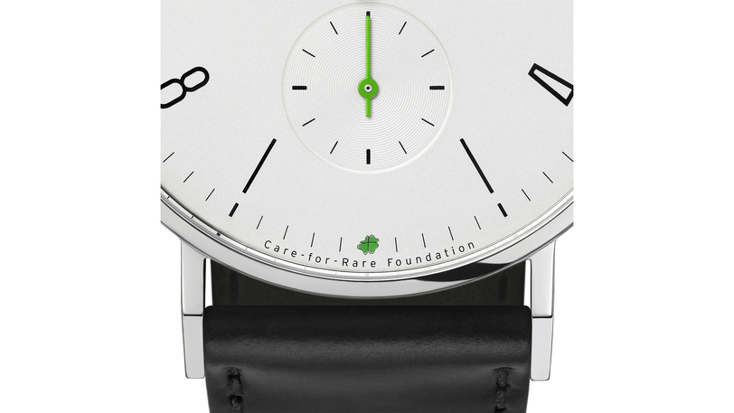 Das weiß versilberte Zifferblatt mit den kontrastreichen Zeigern und Indizes in Schwarz vermittelt moderne Schlichtheit. Die fünf Ziffern in Bauhaus-Typographie und die Kleine Sekunde auf 6 Uhr im Stiftungs-Grün prägen das Erscheinungsbild.