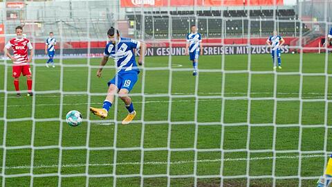 Serdar Dursun (l) von Darmstadt schießt einen Elfmeter zum 1:0.