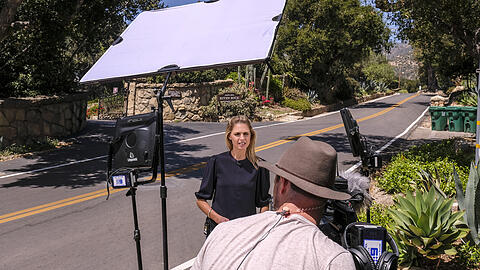 Eine Reporterin steht vor dem 13-Millionen-Euro Anwesen von Meghan und Harry in Montecito.