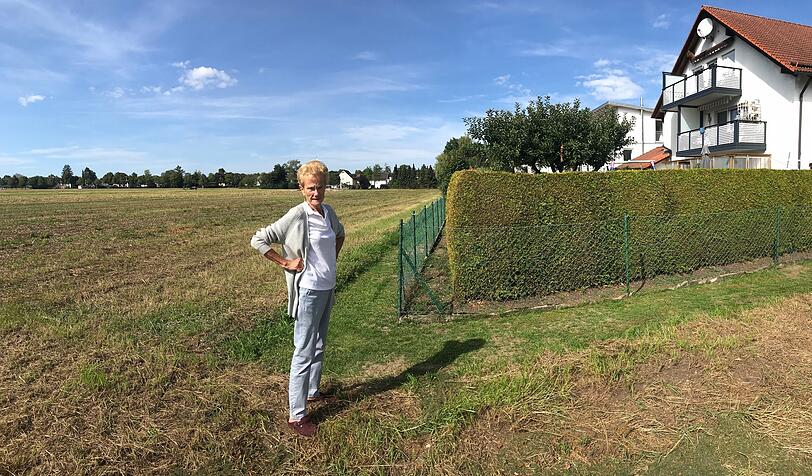 Auch Renate Wenzel (79) muss vor der Granatensprengung ihr Haus verlassen, das direkt am Lerchenauer Feld liegt. Vor ihrem Garten wird das Neubaugebiet entstehen.