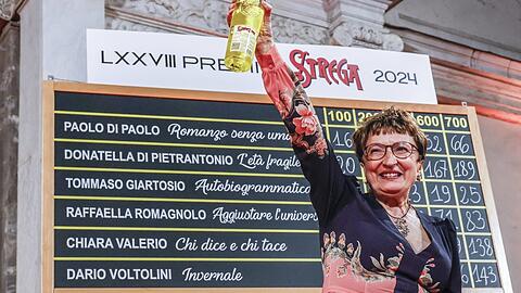 Bei der Vergabe des großen italienischen Literaturpreises, des Premio Strega: Die Gewinnerin 2024, Donatella Di Pietrantonio, mit der Trophäe - einem"Hexenlikör".