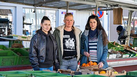 Die Gruppe "Vegan in Viechtach", zu der Nadine Döring, Birgit Becker und Vera Gögele (l-r) gehören, ist gegen das Schweine-Wettgrillen. (Archivfoto)