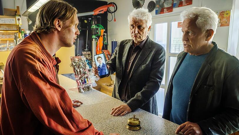Im "Tatort: Unverg&auml;nglich Teil 1" befragen Franz Leitmayr (Udo Wachtveitl) und Ivo Batic (Miroslav Nemec, re.) Steve (Niklas Mitteregger, li.) in seinem Schl&uuml;sselservice.