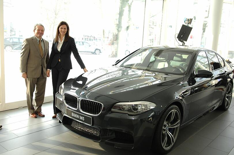 Zeigen stolz den neuen 3er: Münchens BMW-Statthalter Michael Rahe und Vertrieb Deutschland-Sprecherin Birgit Hiller.