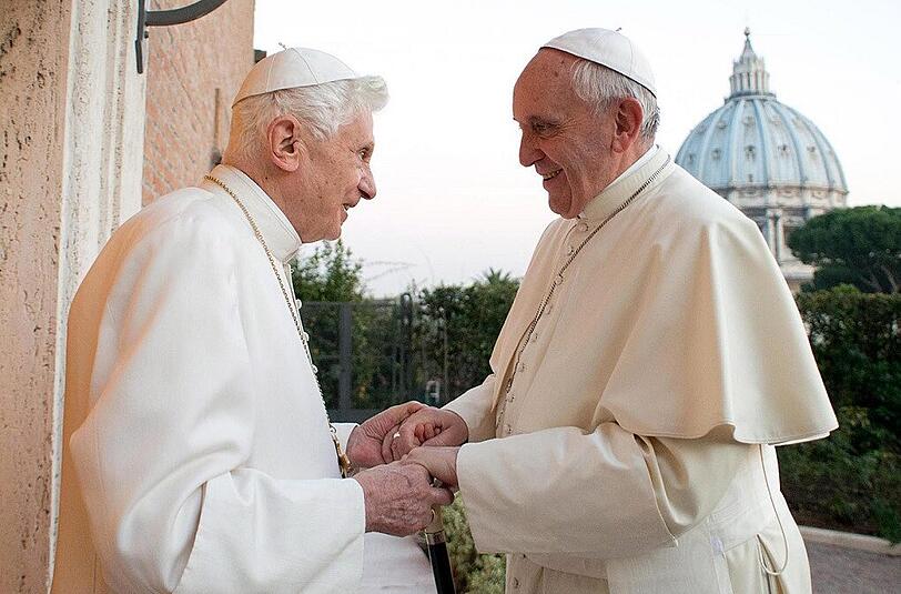 Zwei Ehrenmitglieder des TSV 1860 München: Papst Benedikt XVI. und Papst Franziskus.