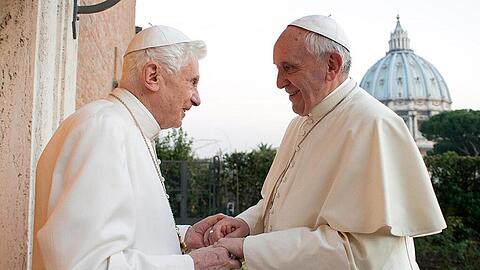 Zwei Ehrenmitglieder des TSV 1860 München: Papst Benedikt XVI. und Papst Franziskus.