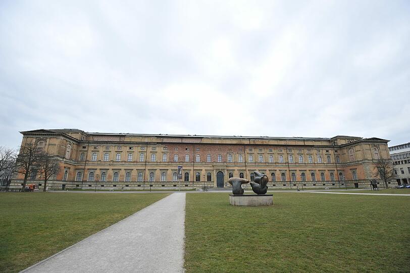 Kunstareal: Nach dem Zufallsprinzip wurden 105 Münchnerinnen und Münchner ausgewählt, um sich Gedanken über die künftige Gestaltung des Kunsareals um die Pinakotheken zu machen. Bei diesem Bürgergutachten sind fast 1500 Vorschläge herausgekommen, von denen die besten schon ab heuer umgesetzt werden sollen, etwa ein neue Begleitsystem für eine bessere Orientierung im Areal sowie eine neue Verkehrslenkung. Danach sollen auch die Grünflächen schöner gestaltet werden. Großer Diskussionspunkt ist die Anbindung des Quartiers &ndash; etwa über eine neue U-Bahn (U9) mit einem Halt am Kunstareal.
