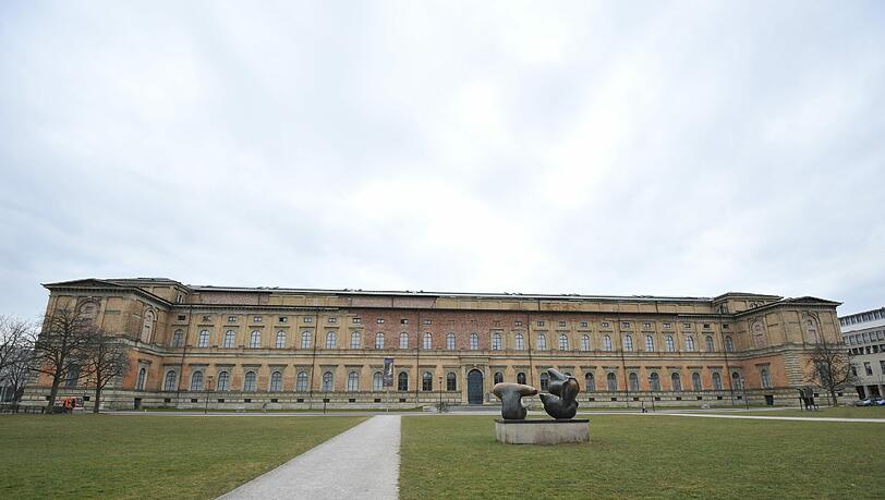 Kunstareal: Nach dem Zufallsprinzip wurden 105 Münchnerinnen und Münchner ausgewählt, um sich Gedanken über die künftige Gestaltung des Kunsareals um die Pinakotheken zu machen. Bei diesem Bürgergutachten sind fast 1500 Vorschläge herausgekommen, von denen die besten schon ab heuer umgesetzt werden sollen, etwa ein neue Begleitsystem für eine bessere Orientierung im Areal sowie eine neue Verkehrslenkung. Danach sollen auch die Grünflächen schöner gestaltet werden. Großer Diskussionspunkt ist die Anbindung des Quartiers &ndash; etwa über eine neue U-Bahn (U9) mit einem Halt am Kunstareal.
