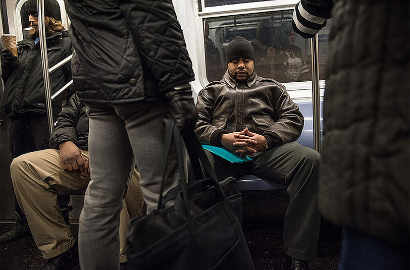 "Manspreading", also das breitbeinige Sitzen von Männern in der U-Bahn ist ein großes Problem für die New Yorker Bevölkerung.