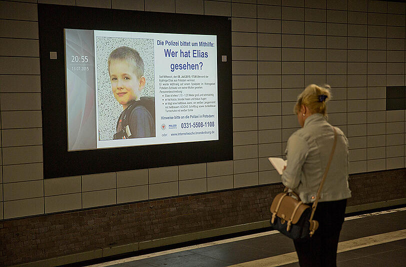 Auf großen digitalen Infotafeln wird am Bahnhof Friedrichstraße in Berlin nach dem vermissten Elias gesucht.