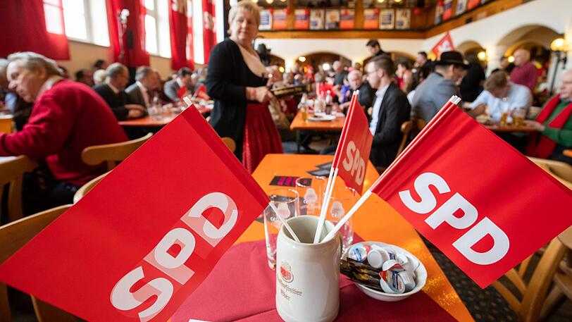SPD-Fähnchen stecken beim Politischen Aschermittwoch der SPD im Wolferstetter Keller in einem Krug. (Symbolbild)