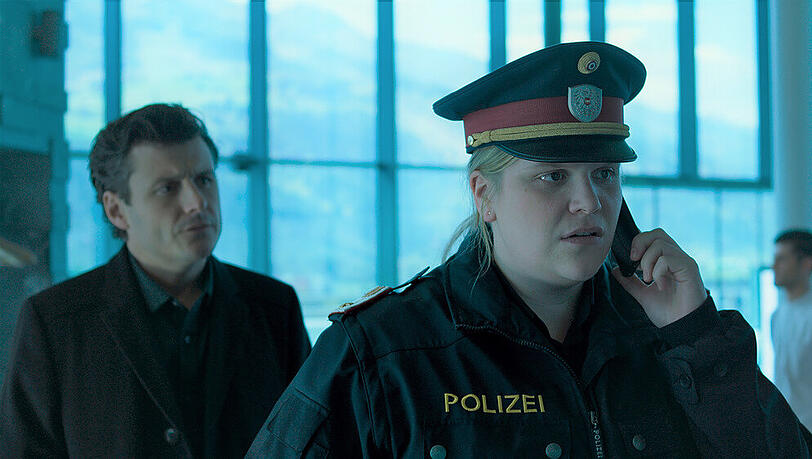 "Landkrimi: Das dunkle Paradies": Postenkommandantin Franziska Heilmayr (Stefanie Reinsperger) und der leitende Kommissar Martin Merana (Manuel Rubey). "Landkrimi: Das dunkle Paradies": Postenkommandantin Franziska Heilmayr (Stefanie Reinsperger) und der leitende Kommissar Martin Merana (Manuel Rubey).