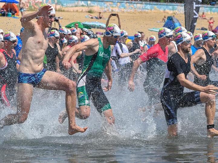 Wer tut sich das bei diesen Temperaturen freiwillig an? Teilnehmer des Helenesee-Triathlons in Frankfurt (Oder) starten zum Schwimmen.