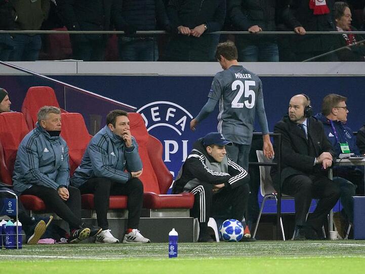 Bayerns Thomas Müller muss nach einer Rote Karte vom Platz.