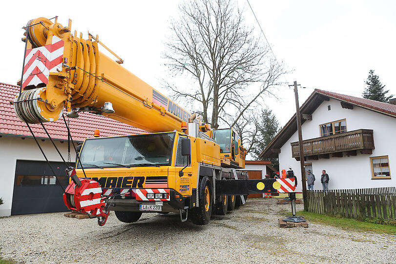 Die 1,7 Tonnen schwere Weißtanne muss mit einem Autokran über das Haus von Alois Wagensonner gehoben werden - Millimeterarbeit.