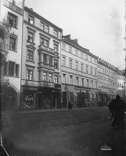 Auch hier liegt eine Spaten-Keimzeile: der alte Leistbräu in der Sendlinger Straße um 1900. Der Komplex mit seinen alten Höfen hat sich bis heute erhalten. Auch hier liegt eine Spaten-Keimzeile: der alte Leistbräu in der Sendlinger Straße um 1900. Der Komplex mit seinen alten Höfen hat sich bis heute erhalten.