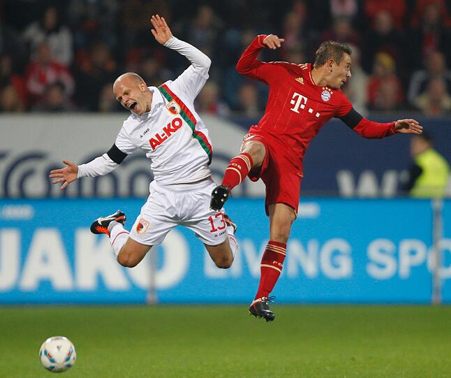 RAFINHA - NOTE 4:
Wieder im Team, da Boateng noch Hannover-Rot-gesperrt war. Handelte sich eine unnötige Gelbe Karte ein (20.). Braver Aufbauspieler und Passgeber. Zu wenig. Musste nach 68 Minuten raus.
