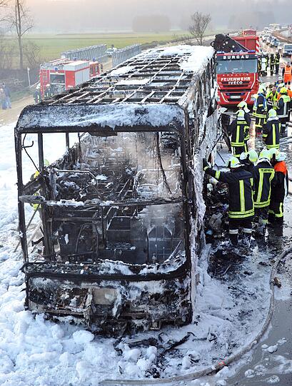 Ein Reisebus ist am Dienstag auf der Autobahn 8 in Schwaben vollständig ausgebrannt. Der mit 41 Personen besetzte Bus fing aus bislang ungeklärter Ursache Feuer. Verletzt wurde niemand - die Bilder.
