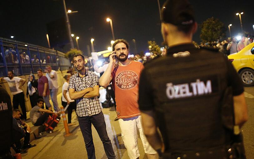 Bei dem Terroranschlag am Flughafen Atatürk in Istanbul haben sich zwei der Angreifer vor dem Ankunftsbereich des Internationalen Terminals in die Luft gesprengt, ein weiterer auf dem angrenzenden Parkplatz.