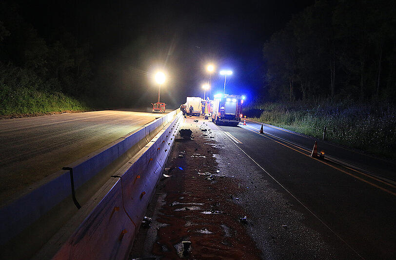 An einer Baustelle auf der A7 gerät ein Wohnmobil in den Gegenverkehr und kollidiert mit einem Opel. Der 21-jährige Fahrer des Kleinwagens ist sofort tot. Die Bilder des schrecklichen Unfalls.
