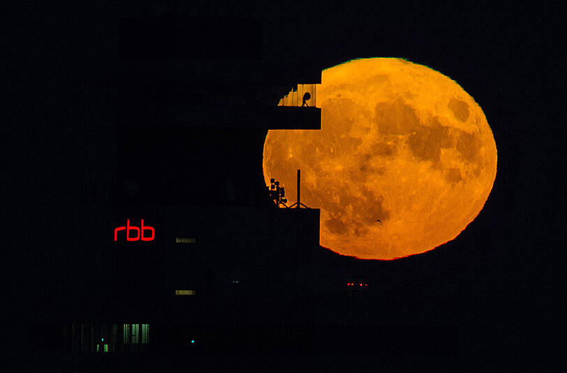 Die Hauptstädter hatten vor allem zu Beginn besonders gute Sicht auf den Supermond. Die Bilder aus Berlin.