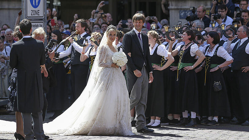 Ernst August jr. von Hannover und seine Frau Ekaterina von Hannover verlassen nach ihrer kirchlichen Trauung die Marktkirche.