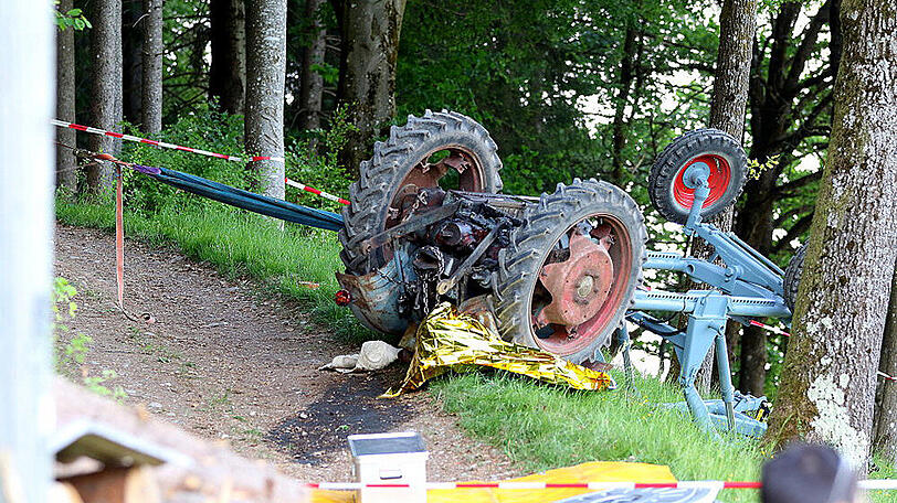 Der Mann wurde unter seinem eigenen Oldtimer-Traktor begraben. Die Bilder von der Unfallstelle.
