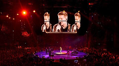 Pur live auf der Bühne im Herzen der Olympiahalle.