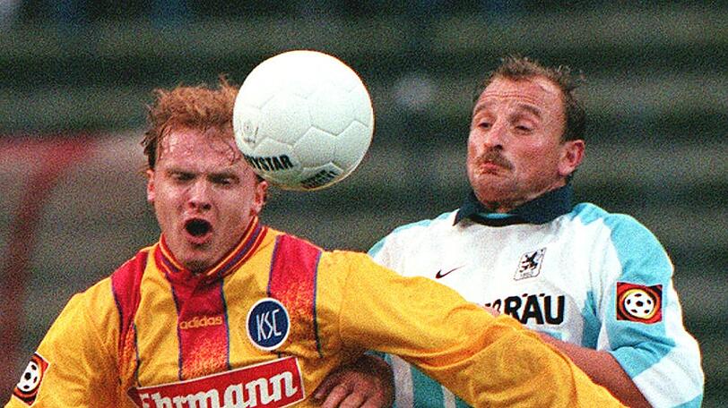 Bundesliga-Fußball mit den Löwen im Olympiastadion: Thomas Miller (rechts) im Duell mit dem Karlsruher Sergei Kirijakow.