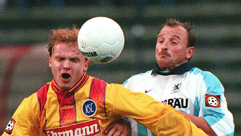 Bundesliga-Fußball mit den Löwen im Olympiastadion: Thomas Miller (rechts) im Duell mit dem Karlsruher Sergei Kirijakow. Bundesliga-Fußball mit den Löwen im Olympiastadion: Thomas Miller (rechts) im Duell mit dem Karlsruher Sergei Kirijakow.