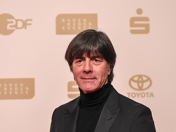 Einige Fans sehen Bundestrainer Joachim Löw kritisch.