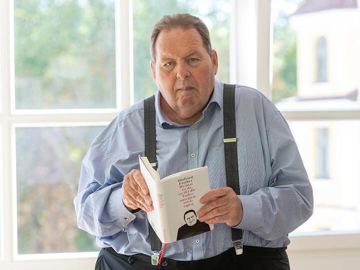 Ottfried Fischer, Schauspieler und Kabarettist, mit dem Buch "Heimat ist da, wo dir die Todesanzeigen etwas sagen". Foto: Armin Weigel/Archiv
