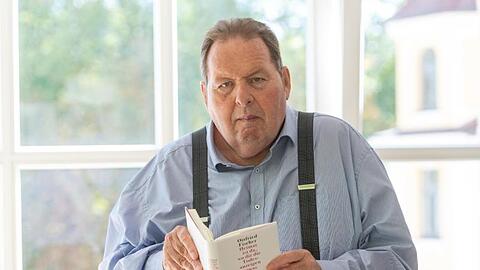 Ottfried Fischer, Schauspieler und Kabarettist, mit dem Buch "Heimat ist da, wo dir die Todesanzeigen etwas sagen". Foto: Armin Weigel/Archiv