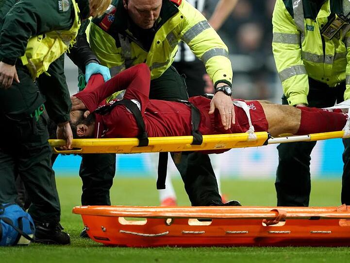 Mohamed Salah wird verletzt vom Platz getragen und fällt für den FC Liverpool aus.