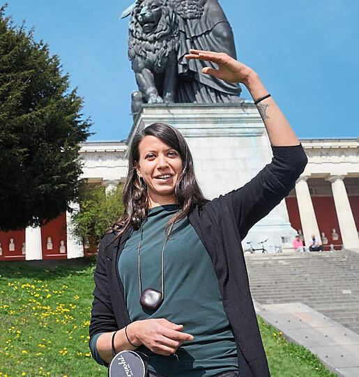 Xenya Jäger (34), Wirtin vom Sehrwohl, Café und Bar in der Westendstraße: "Letztes Jahr hatte ich 30 Außenplätze. Jetzt möchte ich dringend aufsperren. Beim Bezirksausschuss Schwanthalerhöhe habe ich dafür ein Konzept eingereicht von zwölf Seiten, denn der Mai ist ein Monat, der gut laufen könnte. Wenn wir nicht bald aufsperren, gibt es uns vielleicht am Ende des Jahres nicht mehr. Samstag und Sonntag bieten wir Kuchen, Sandwiches und Spritz. Unser schlechtester Tagesumsatz waren 20 Euro bei einer Öffnung von über vier Stunden. Da lohnt sich das Aufstehen doch nicht. Dafür lohnt es sich nicht, den Lichtschalter anzumachen und die Kaffeemaschine. Die Gastronomie wird geopfert, dabei können wir die Gäste nachverfolgen. Ich fühle mich ausgeliefert und ohne Perspektive."