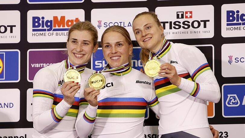 Die deutschen Sprinterinnen Pauline Sophie Grabosch (l-r), Emma Hinze und Lea Friedrich feiern den WM-Sieg.