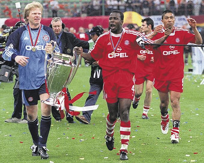 Sein größter Triumph: Sammy Kuffour (Mitte) nach dem Champions-League-Triumph 2001 mit Oliver Kahn (l.) und Giovane Elber auf der Ehrenrunde.