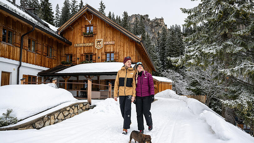 Ein Paar mit Dackel ist zu Fuss in Garmisch-Partenkirchen (Symbobild)