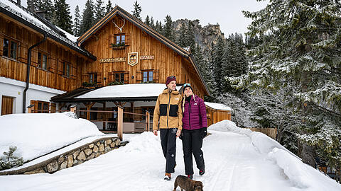 Ein Paar mit Dackel ist zu Fuss in Garmisch-Partenkirchen (Symbobild)