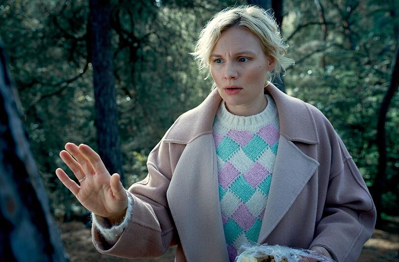 Musiklehrerin Lara Glanz (Rosalie Thomass) ist in ihren kleinen Heimatort Wäldern im Bergischen Land zurückgekehrt, um das Verschwinden ihrer Nichte aufzuklären. Dabei stellt sie in der Filmreihe "Wäldern", die eigentlich eine Serie ist, fest, dass noch andere Kinder verschwinden - und zum Teil verändert wieder auftauchen. Musiklehrerin Lara Glanz (Rosalie Thomass) ist in ihren kleinen Heimatort Wäldern im Bergischen Land zurückgekehrt, um das Verschwinden ihrer Nichte aufzuklären. Dabei stellt sie in der Filmreihe "Wäldern", die eigentlich eine Serie ist, fest, dass noch andere Kinder verschwinden - und zum Teil verändert wieder auftauchen.