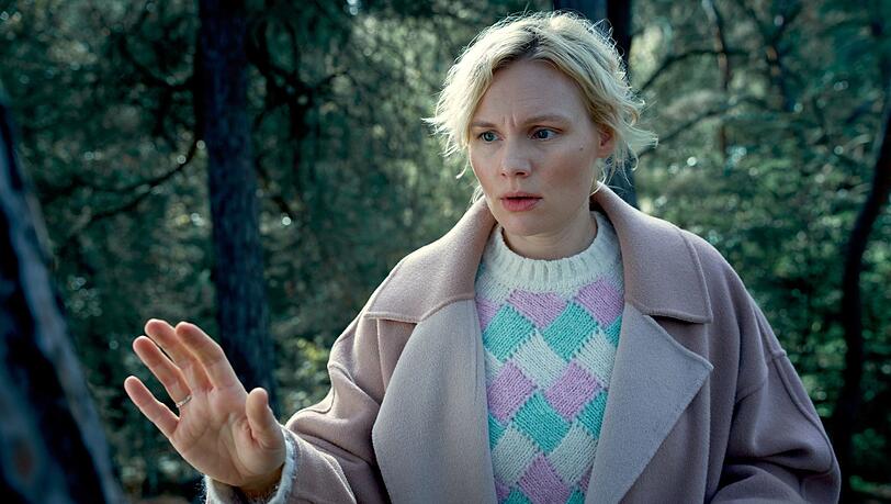 Musiklehrerin Lara Glanz (Rosalie Thomass) ist in ihren kleinen Heimatort W&auml;ldern im Bergischen Land zur&uuml;ckgekehrt, um das Verschwinden ihrer Nichte aufzukl&auml;ren. Dabei stellt sie in der Filmreihe "W&auml;ldern", die eigentlich eine Serie ist, fest, dass noch andere Kinder verschwinden - und zum Teil ver&auml;ndert wieder auftauchen.