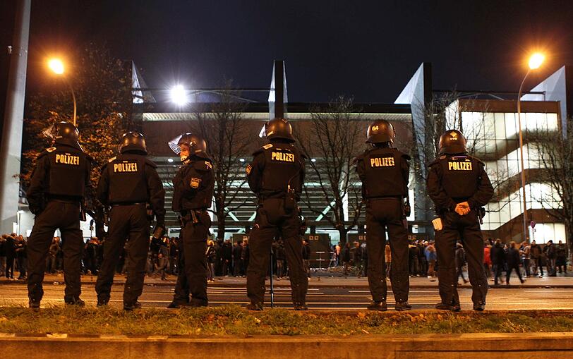 Derby-Time im Grünwalder Stadion: Am Mittwochabend traf der TSV 1860 II auf den FC Bayern II: Bengalische Feuer wurden sowohl von den 1860- als auch von den Bayern-Fans abgebrannt.