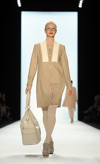 Das deutsche Top-Model Franziska Knuppe läuft für den Münchner Designer Marcel Ostertag.