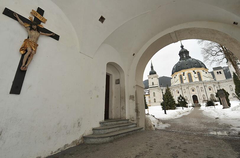 Der Eingang des Kloster Ettal im Landkreis Garmisch-Partenkirchen mit Blick auf die Kloster- und Pfarrkirche