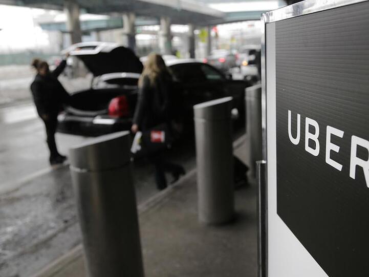 Uber-Schild am LaGuardia-Flughafen in NewYork: Der US-Fahrdienstvermittler will bei seinem Börsengang laut einem Medienbericht acht bis zehn Milliarden Dollar einnehmen.