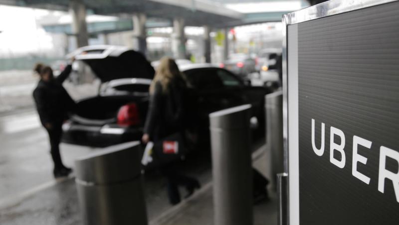 Uber-Schild am LaGuardia-Flughafen in NewYork: Der US-Fahrdienstvermittler will bei seinem Börsengang laut einem Medienbericht acht bis zehn Milliarden Dollar einnehmen. Uber-Schild am LaGuardia-Flughafen in NewYork: Der US-Fahrdienstvermittler will bei seinem Börsengang laut einem Medienbericht acht bis zehn Milliarden Dollar einnehmen.