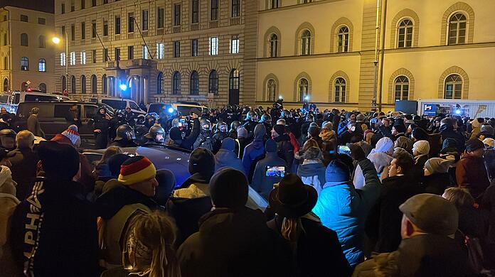 Bereits letzten Mittwoch waren Tausende Corona-Skeptiker auf der Ludwigstraße. Und auch für diese Woche haben sie wieder eine Demo angemeldet. (Archivbild)