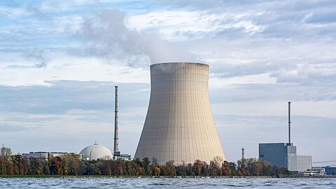 Wenig Wasserdampf steigt aus dem Kühlturm des Atomkraftwerks (AKW) Isar 2.