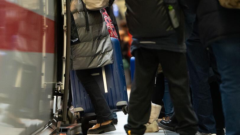 &Uuml;ber die Feiertage verreisen viele Menschen mit der Bahn. (Archivbild)
