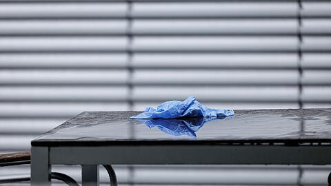 Einweghandschuhe liegen auf einem Tisch - Ermittler waren lange in der Einrichtung zugange.
